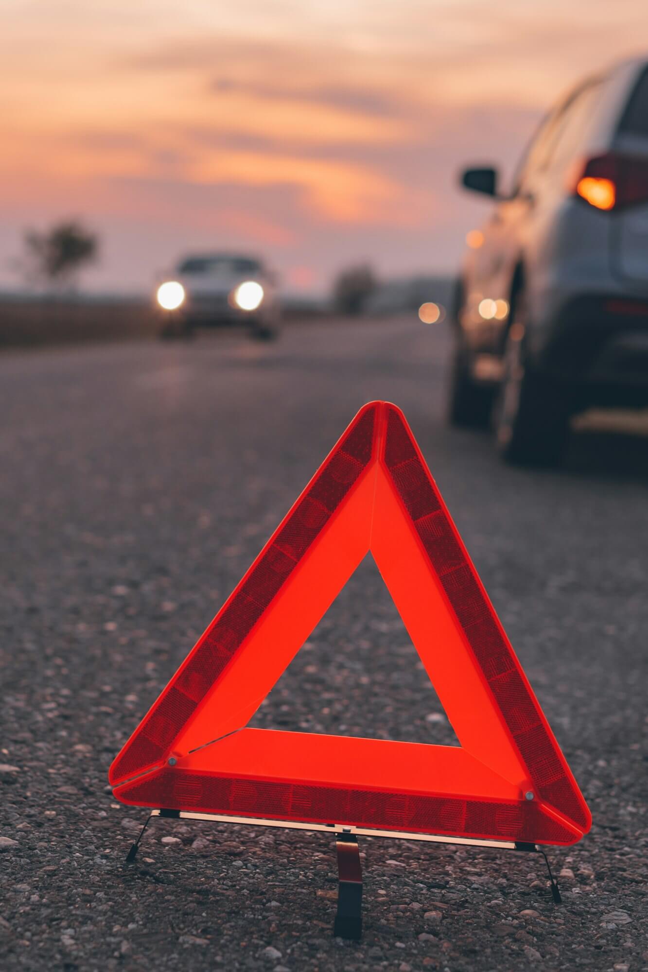 Semn avertizare auto pe drum la apus